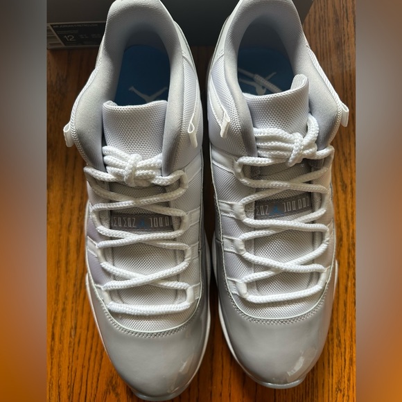 Air Jordan 11 Cement Grey.